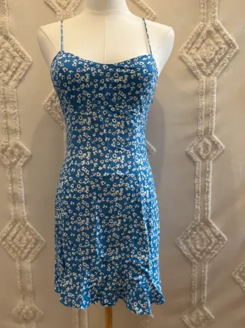 Robe courte fleurie bleu ciel Zara – S  – effet satin