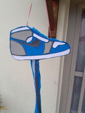 Pinata chaussure basquette de marque fait main