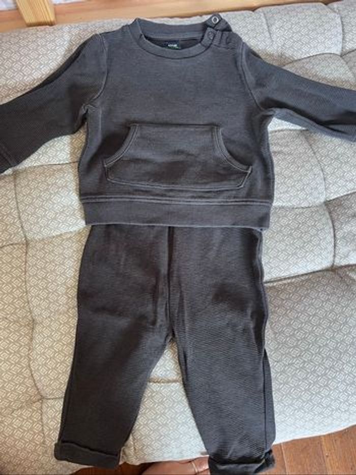 Ensemble gris 12 mois