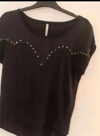 T-shirt  noir clouté  Taille S