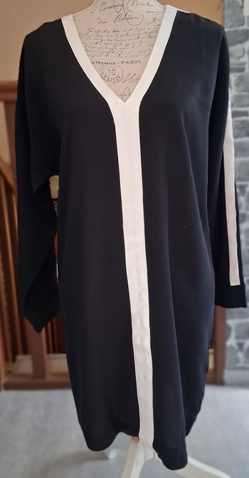 Robe paréo noire à bandes blanches satinées