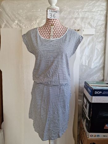 Robe, blanche à rayures bleu marine