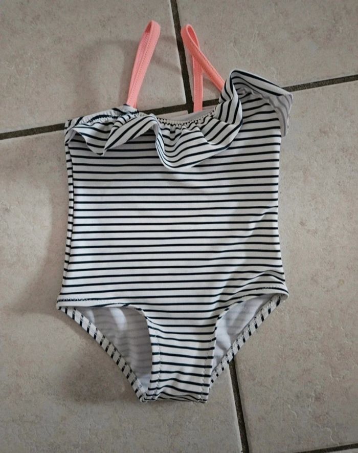 Maillot de bain 1 pièces.
18 mois 
Kiabi
