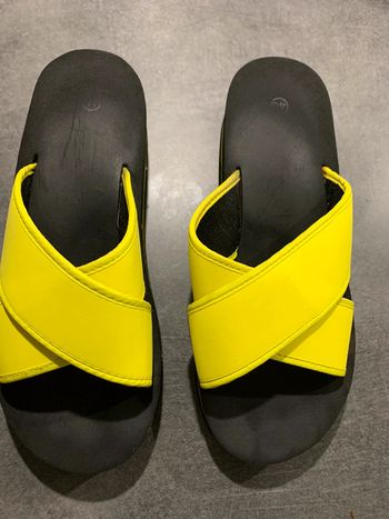 Claquettes plateformes jaune et noir T40