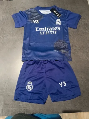 Tenue foot Real Madrid violet 120ans. T.18