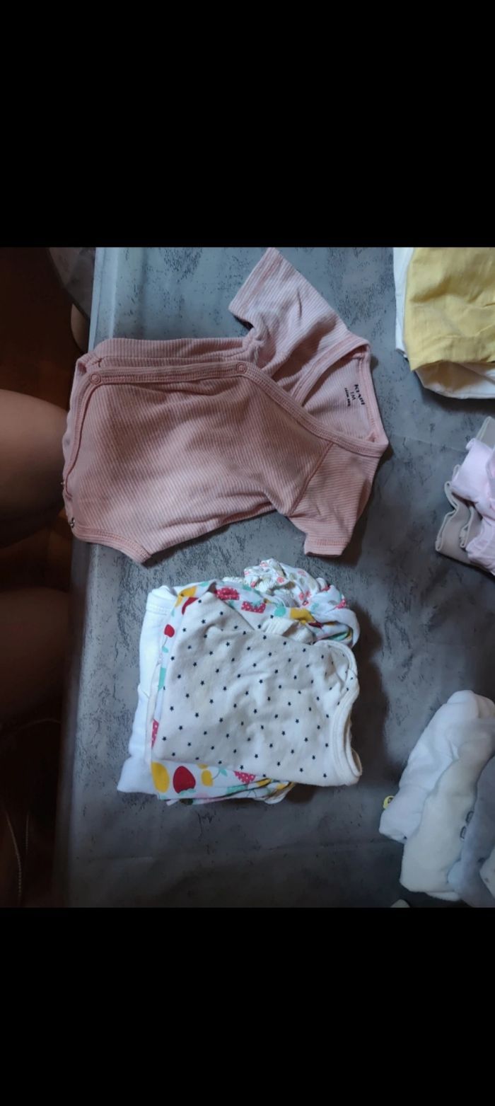 Vends vêtements 1 mois filles - photo numéro 8