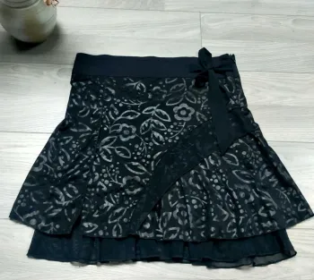 Jupe patineuse noire fleurie L 40 Clara Vitti