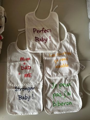 Lot de 4 bavoir et 1 offert