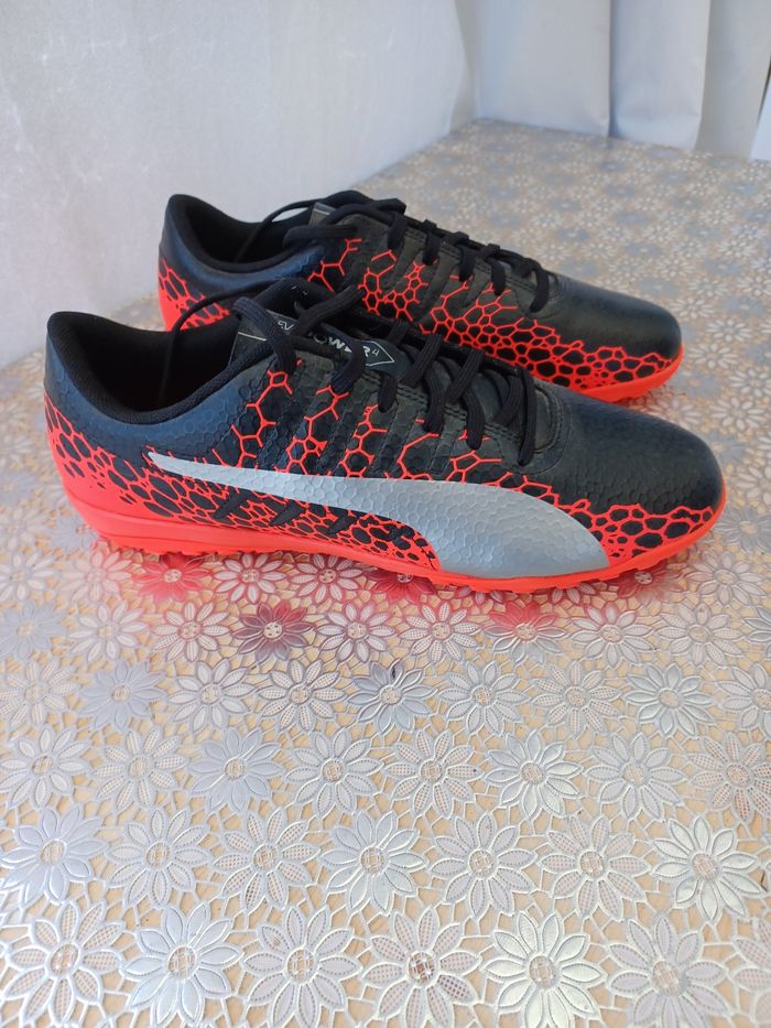 Chaussures de foot Puma Evopower 4 coloris noir et orange taille 42 état neuf. - photo numéro 2