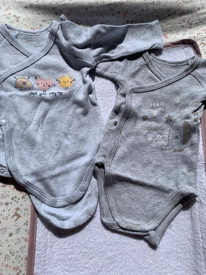 Lot de 2 bodies in extenso 1 mois