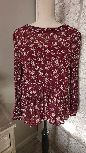 Blouse légère bordeaux à fleurs, boutons dans le dos