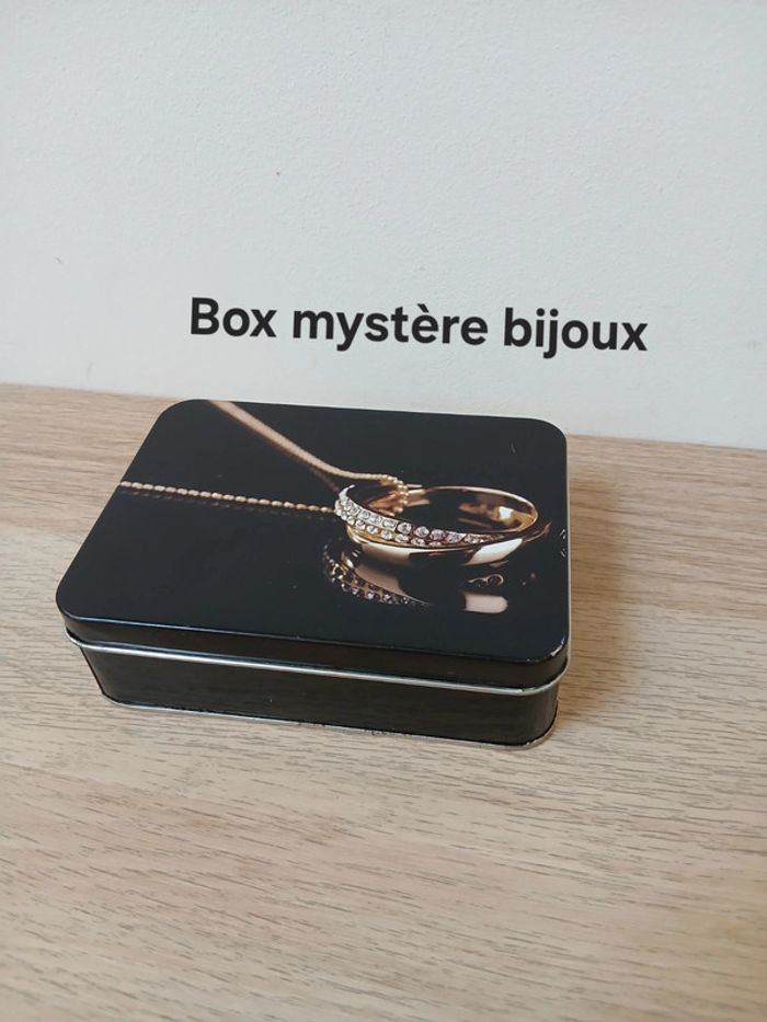 Box mystère 15 bijoux : colliers, bracelets, bagues..