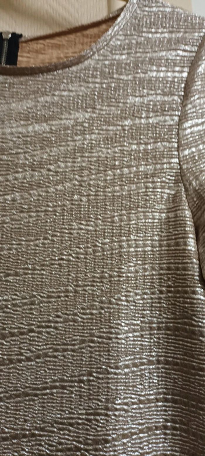 Joli t shirt effet brillant. Taille S. 1,5€ - photo numéro 3