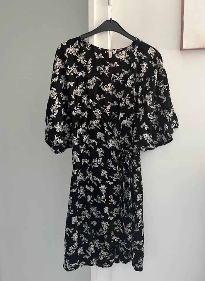 Robe d’été fleuri portefeuille noire NLY Trend T34