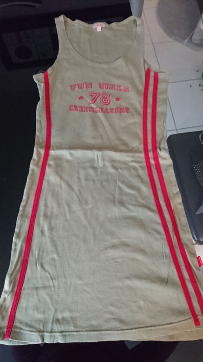 Robe a brettelles larges