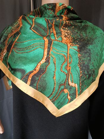 Foulard vert et jaune.Boite cadeau incluse 