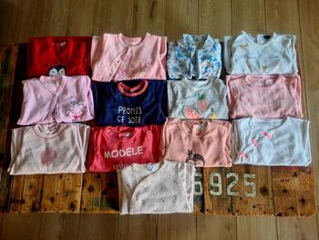 Lot de 13 pyjamas pour bebe fille.