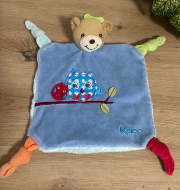 Doudou plat ours bleu branche hibou anneau dentition kaloo