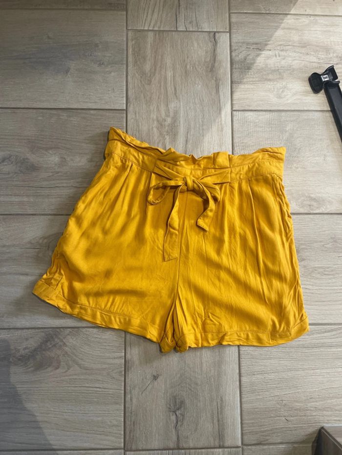 Short fluide jaune moutarde ceinturé - photo numéro 2