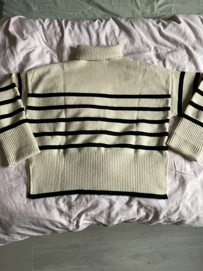 Pull coll roulé a rayures Bershka - photo numéro 2