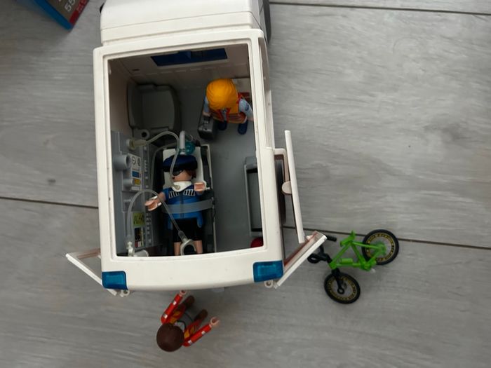 Ambulance playmobil boîte - photo numéro 4