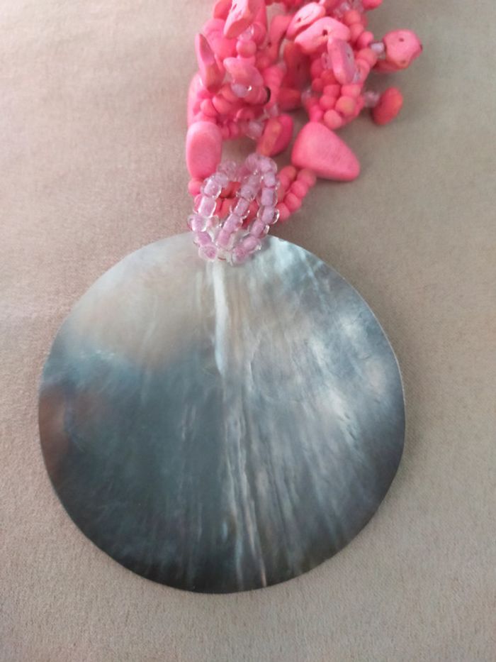 Collier ethnique rose vif en perles naturelles + grand pendentif floral nacré - photo numéro 16