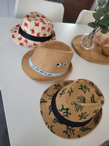 Lot de trois chapeaux 52cm