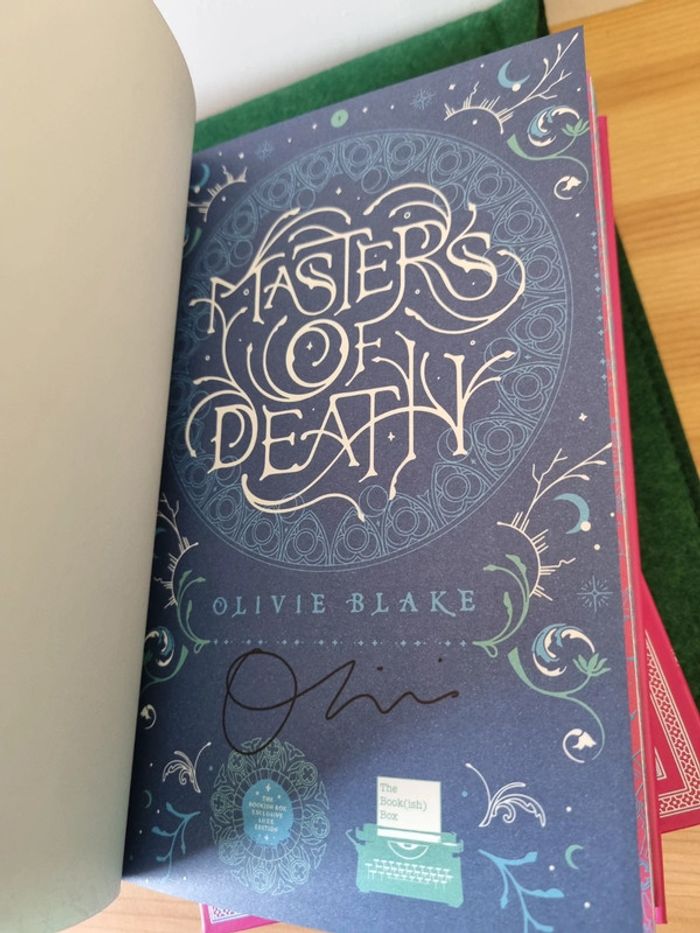 Masters of death (limited signed)
Olivie Blake - photo numéro 6
