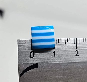 Paire de boucles d'oreilles.
Neuve carré bleu