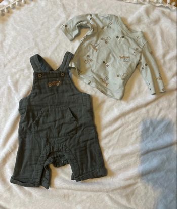 Ensemble salopette plus T-shirt