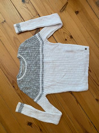 Pull court Hollister XS, gris et blanc prêt du corps