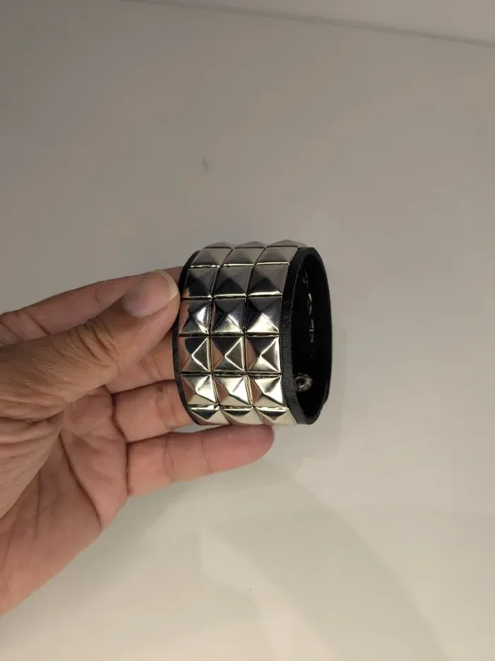 Bracelet gothique clouté – L’icône rebelle à ton poignet - photo numéro 4