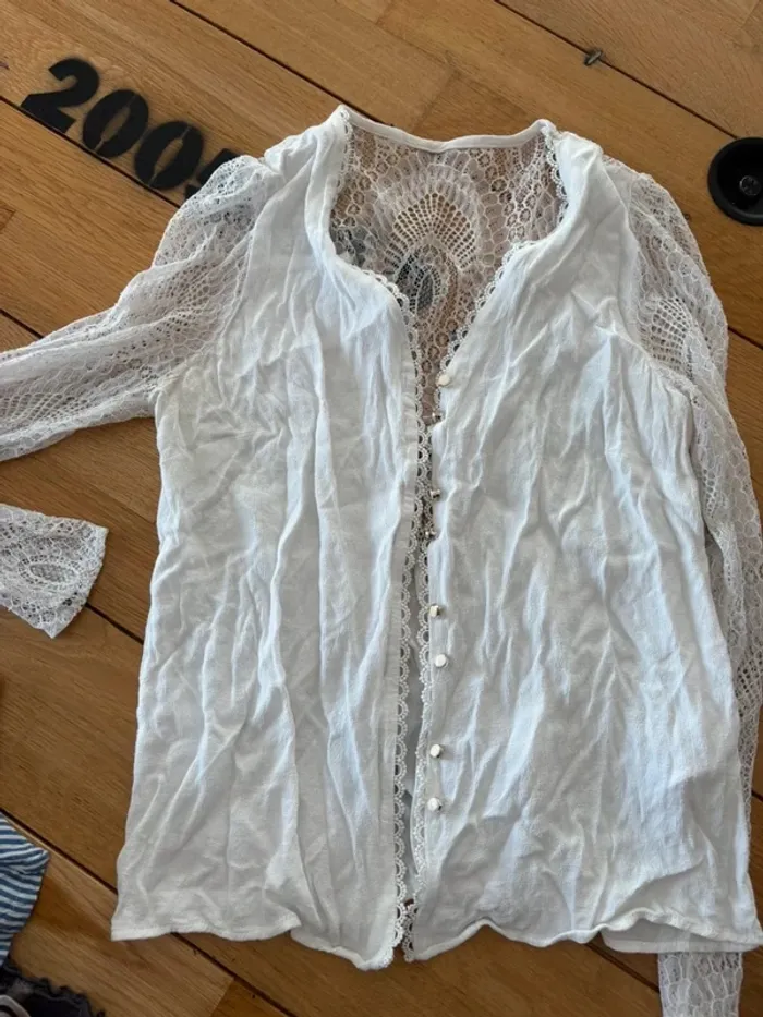 Blouse gilet léger et dentelle