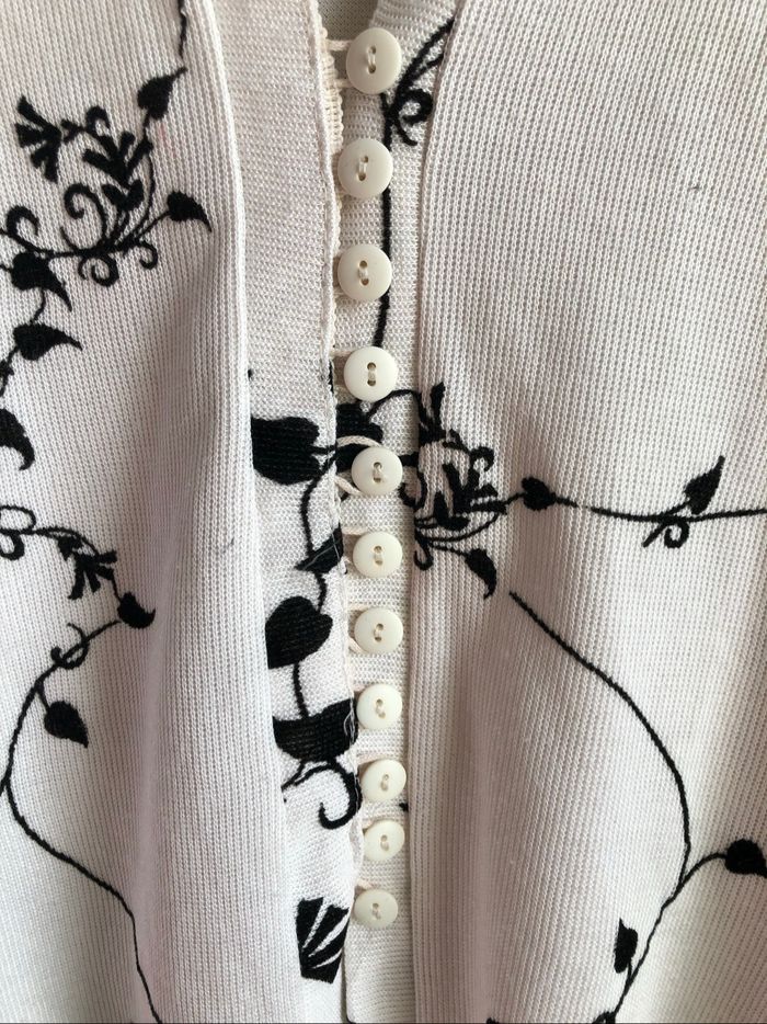 Cardigans blanc avec des fleurs noirs + des épaulettes taille 38 - photo numéro 2