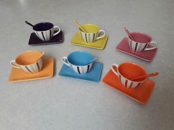 Service à café multicolore rayé