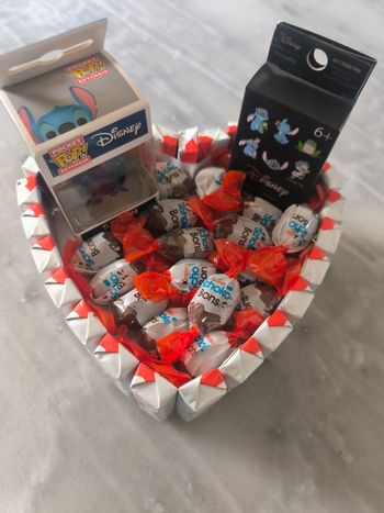 Une box de chocolat Kinder avec stitch