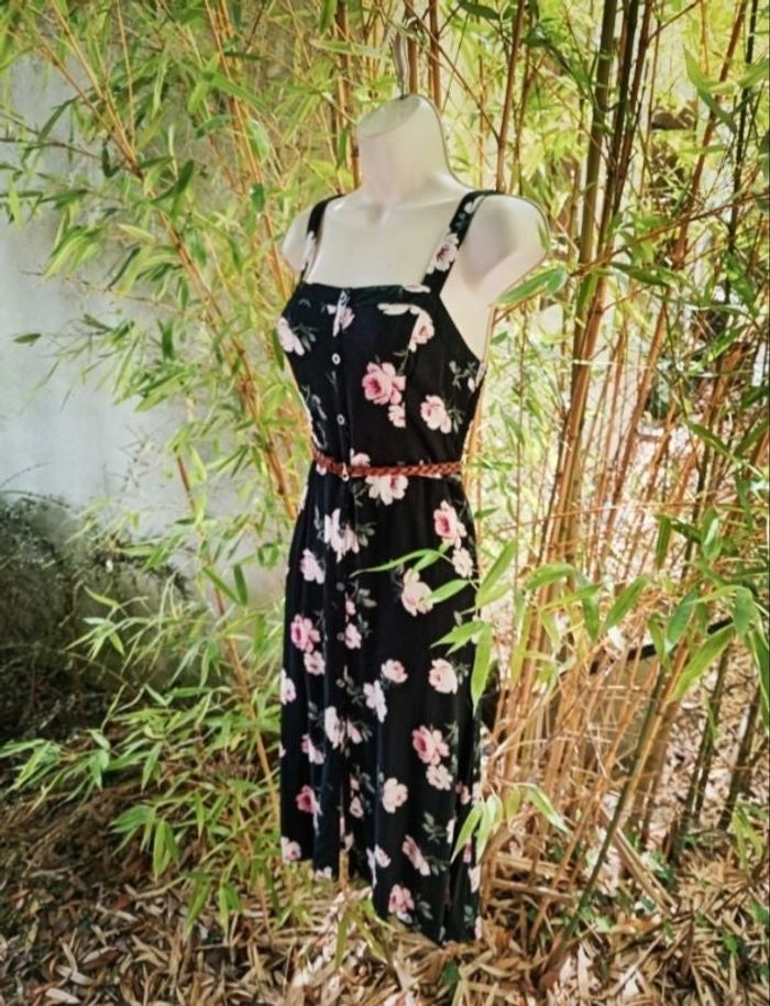 Superbe robe longue fleurie Hollister à bretelles avec des boutons sur le devant 100% viscose