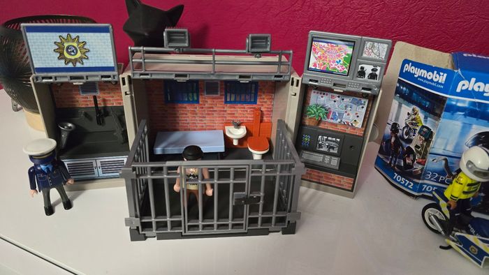 Lot playmobil : voleur et policier et poste police transportable - photo numéro 2