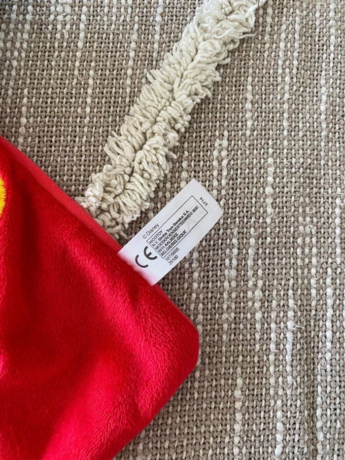 Peluche doudou plat 32cm Disney Mickey souris rouge et noir parfait état - photo numéro 4