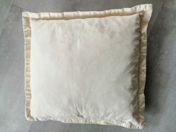 oreiller ou coussin beige 45 x 45 cm