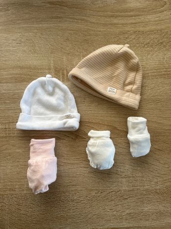 Lot 2 bonnets et moufles bébé