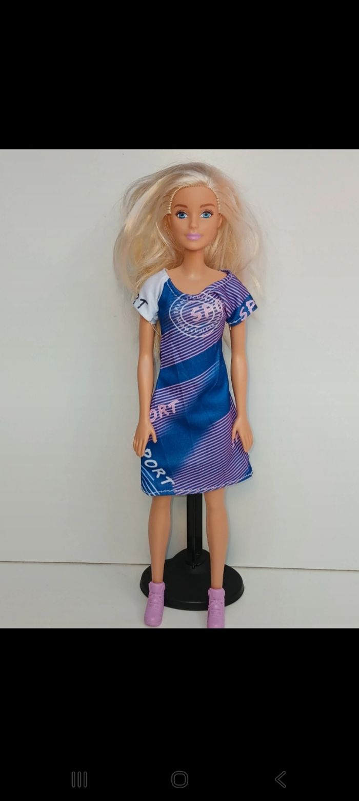 Poupée mattel barbie tenue sport tête 2015 corp 2015 fjf13
Poupée et ensemble compris