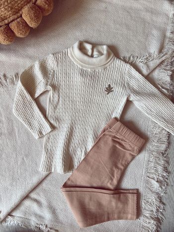 Ensemble pull crème tape à l’œil et legging