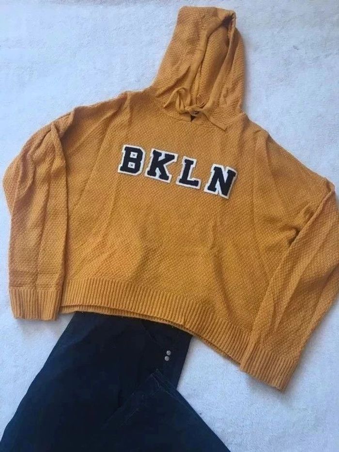 Pull d'hiver en maille moutarde imprimés noirs avec capuche et cordons à manches longues