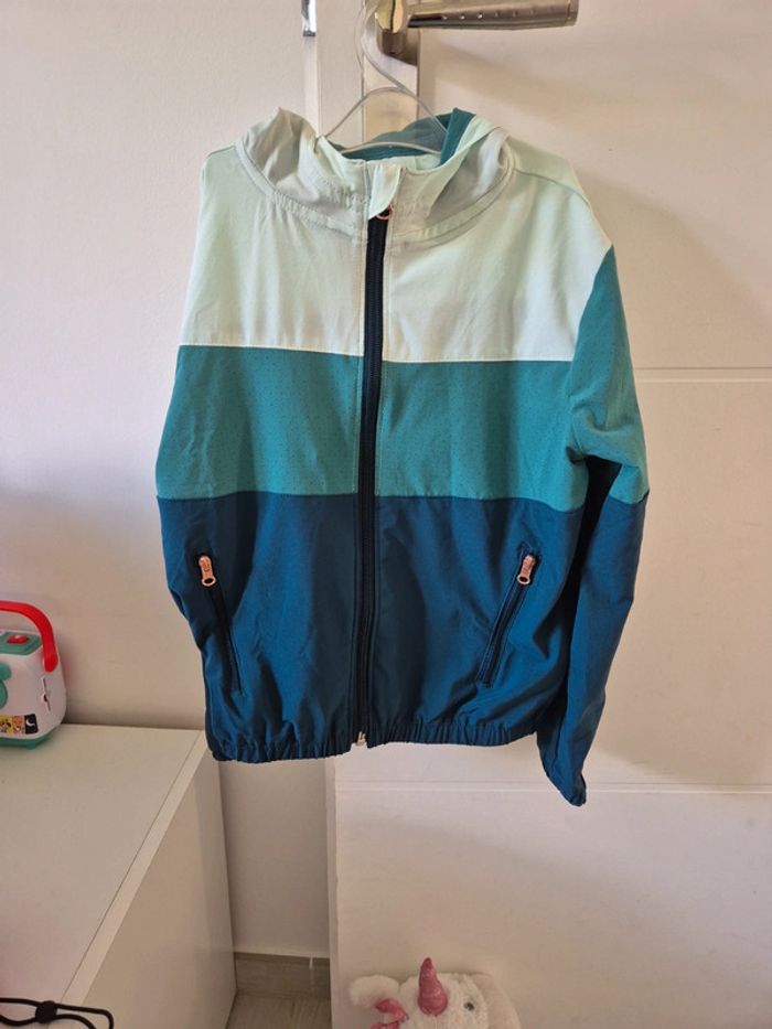 Coupe vent / veste légère decathlon 5-6 ans