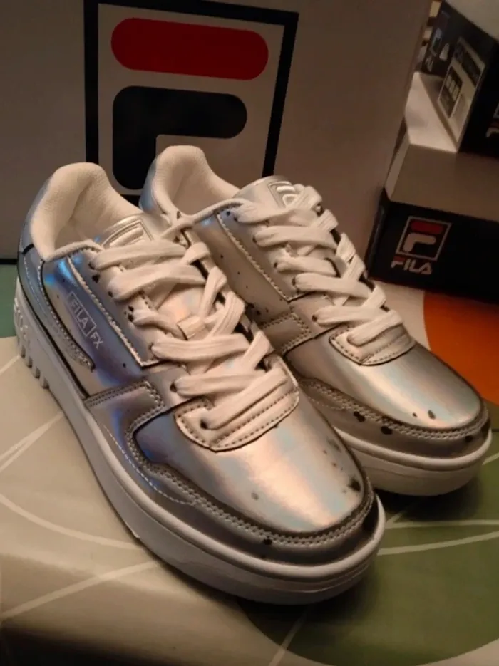 Paide de baskets sneakers femme marque Fila pointure 38