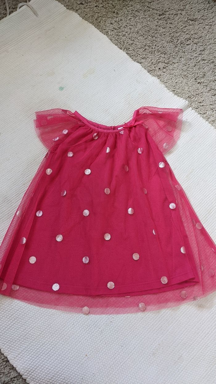 Robe rose à pois dorés