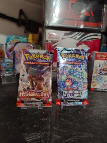 Booster Pokémon Évolutions à Paldea et Couronne Stellaire neuf scellé.