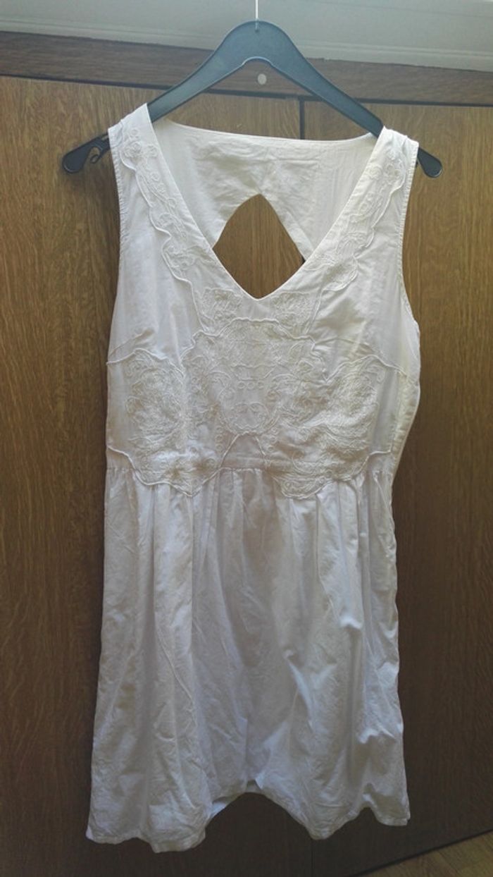 Robe blanche à broderies - photo numéro 3
