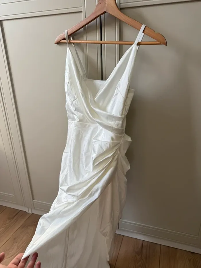 Jolie robe blanche asymétrique S/36 - photo numéro 2